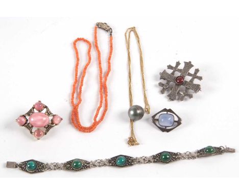 Mixed lot: a quantity of mixed jewellery to include an early 20th century chalcedony and silver brooch, a coral bead necklace