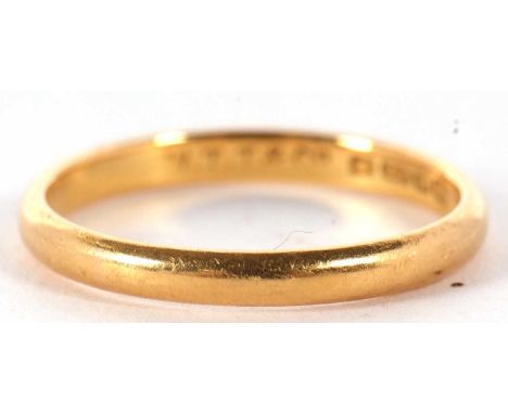 A 22ct gold wedding ring, a plain polished design, hallmarked for Birmingham 1947, 2.5 gms