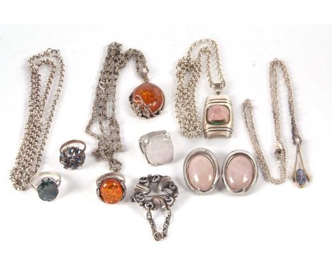 A quantity of mixed jewellery to include a Finnish rose quartz pendant and silver chain, a rose quartz ring and pair of earcl