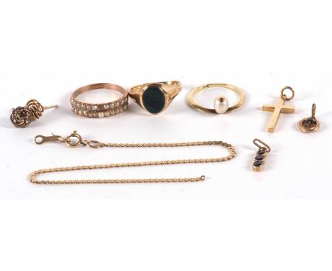 A quantity of mixed gold and unmarked yellow metal jewellery to include a 9ct bloodstone ring, a 9ct 3 stone sapphire pendant