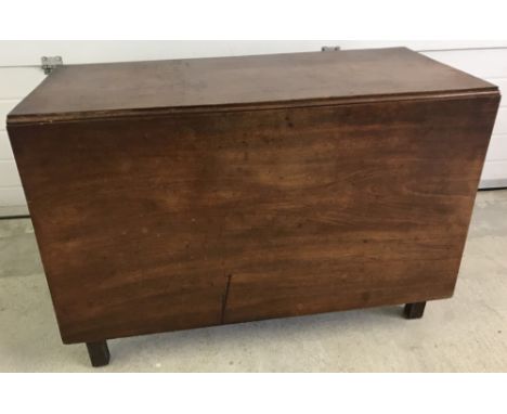 A Georgian mahogany drop leaf gate leg dining table with square legs.  Approx. 105cm wide x 51cm deep x 71.5cm tall (unextend