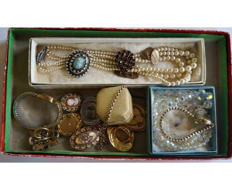 A mixed lot of assorted items to include gold, silver and costume jewellery to include an 18ct gold single stone ring, yellow