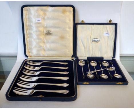 A mixed group of hallmarked silver items to include a cased set of six Mapin & Webb silver pastry forks, a set of six silver 