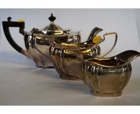 A Birmingham hallmarked silver three piece tea service, comprising teapot, twin handled sugar bowl and cream jug, 15.9oz. (3)