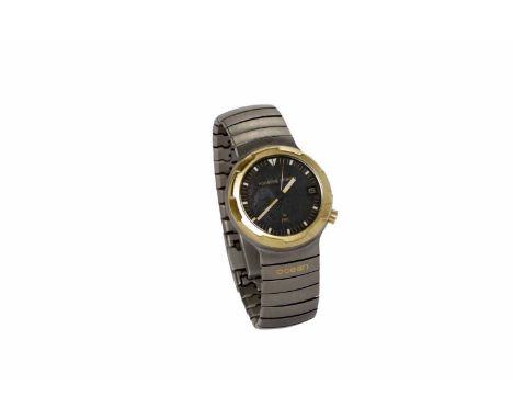 GENTLEMAN'S PORSCHE DESIGN BY IWC BI COLOUR TITANIUM AUTOMATIC WRIST WATCHthe round black dial with baton hour markers in whi
