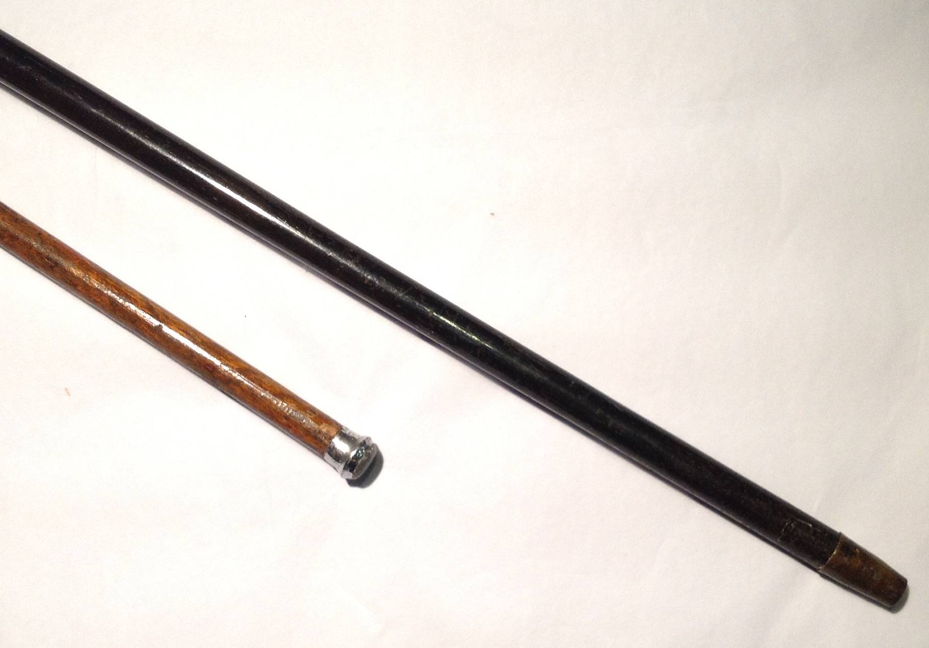 AN ANTIQUE EBONISED WOOD MARCHING BATON With a silver plated spherical