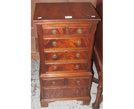 Small narrow reproduction chest on chest, on bracket feet.(B.P. 24% incl. VAT)