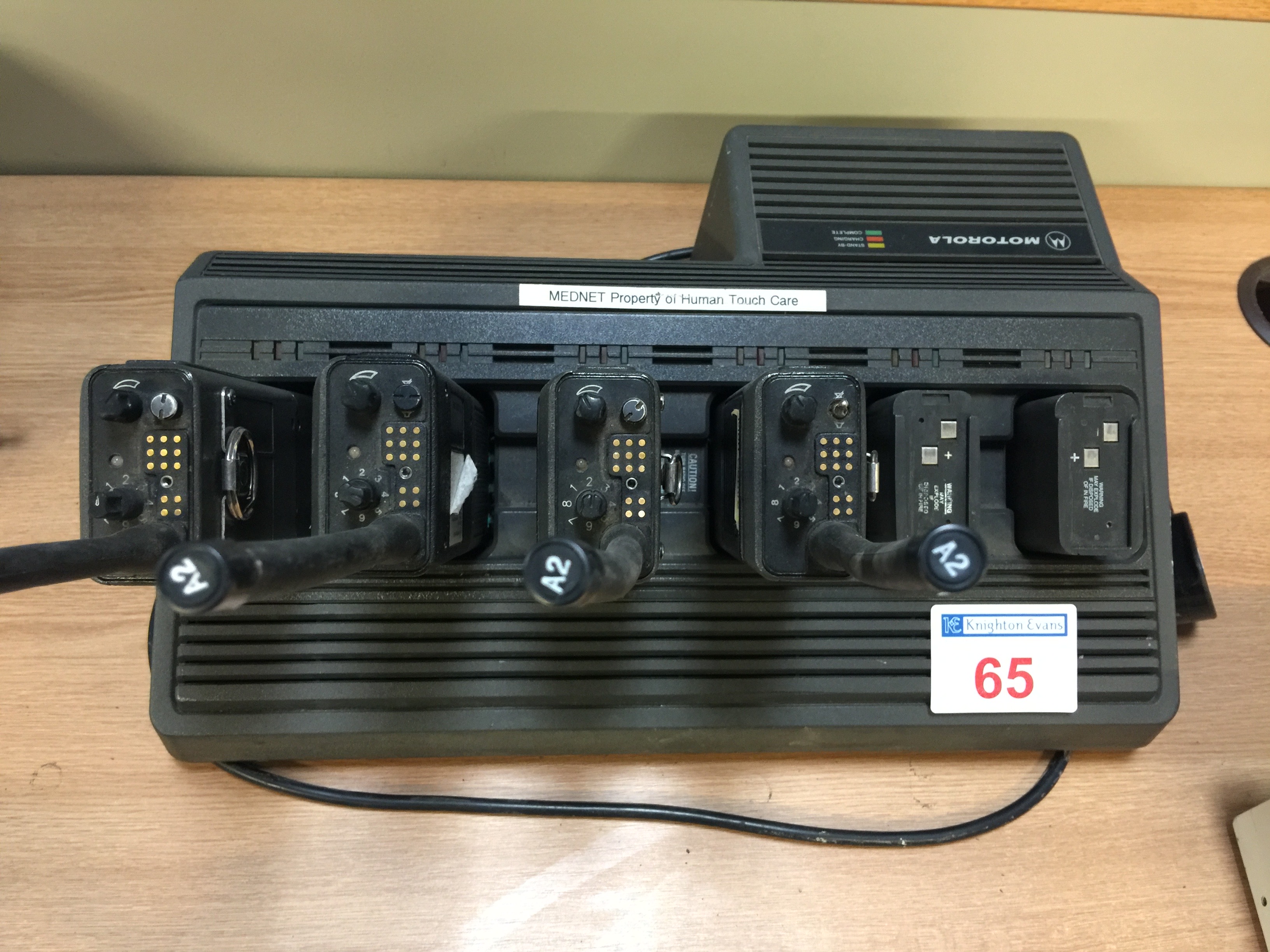 Motorola 6 position twoway radio charging station with 4 two way