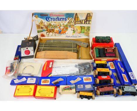 Hornby Dublo - Tri-ang - Wardie - a collection of OO gauge items including a BR Diesel Shunter in green # R152, boxed Mobil T