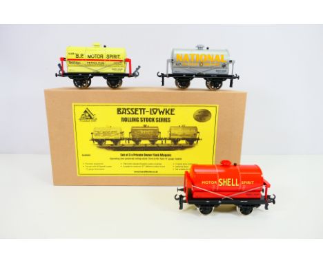 Bassett-Lowke - A boxed Limited Release Bassett-Lowke 'Rolling Stock Series' BL99035 Set of 3 Private Owner Tank Wagons. The 