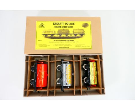 Bassett-Lowke - A boxed Limited Release Bassett-Lowke 'Rolling Stock Series' BL99035 Set of 3 Private Owner Tank Wagons. The 