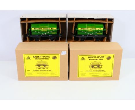 Bassett-Lowke - A pair of boxed Limited Release Bassett-Lowke BL99038 Tank Wagons (Bassett-Lowke Private Owner). The two tinp