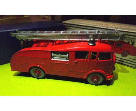 DINKY SUPERTOYS FIRE ENGINE WITH WINDOWS & EXTENDING LADDER 955