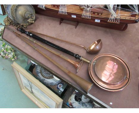 A heavy copper ladle, two coaching horns and a bed warming pan (4)