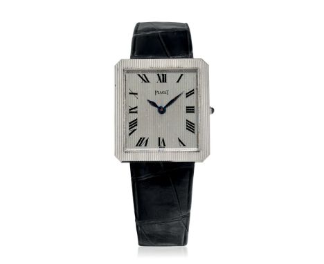 PIAGET REF. 9154 IN WHITE GOLD, 80s - Case: signed, n. 126726, 18K white gold, decorated with vertical line engraving, snap-o