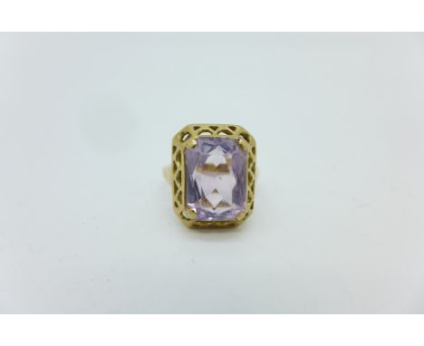 A 9ct gold and amethyst ring, 4.4g, O