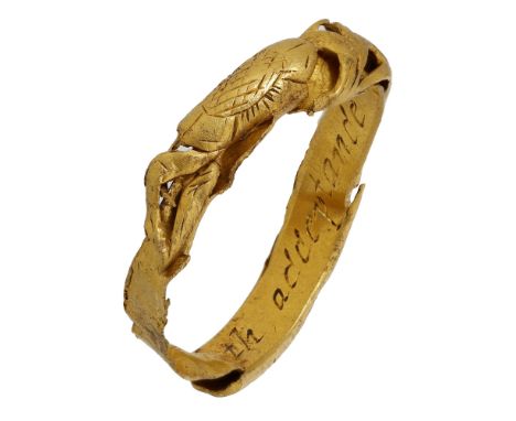 Late 17th century hollow gold posy ring, the D-shaped hoop inscribed to the interior in italics ‘Grace me with acceptance’, f