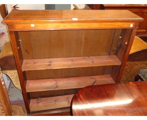 A 3' 9" polished walnut four shelf open bookcase with moulded top, flanking fluted decoration and plinth base