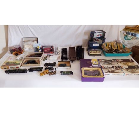 Vintage model railway. Selection of incomplete and compete 0 gauge carriages and trucks with accessories. Vintage complete an