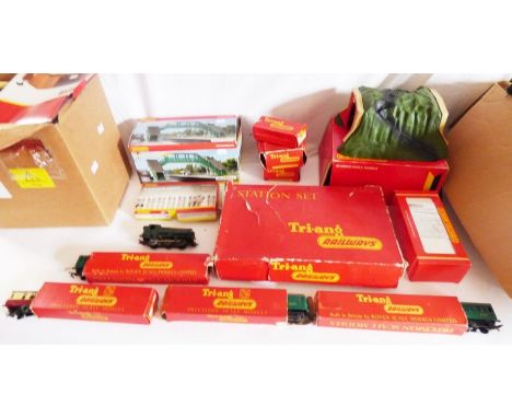 Model railway interest, a collection of Triang and Hornby Vintage boxed carriages, OO gauge carriages, station set accessorie