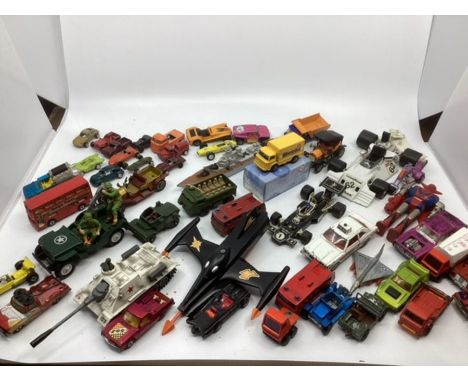 Large vintage late 1960s early 1970s die cast vintage toy collection with many pieces in all scales condition and sizes to in