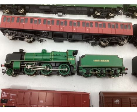 Model Railway Interest; 1854 Southern Railway Loco Bachmann and a selection of carriages-all excellent and in very good-unuse