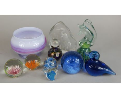 A quantity of glass, to include a Mdina iridescent scent bottle, a seahorse paperweight, a Caithness bowl, a Mats Jonasson ty