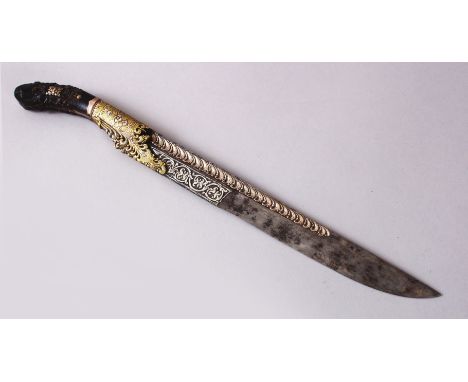 A FINE 18TH CENTURY SRI LANKAN PIHA KEATA DAGGER, with carved horn hilt, with gold, copper and silver inlaid decoration, 30cm