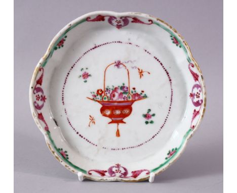 AN 18TH CENTURY CHINESE FAMILLE ROSE CIRCULAR SHAPED SPOON TRAY, painted with a basket of flowers, 15cm diameter.