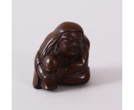 A JAPANESE CARVED WOOD NETSUKE OF DARUMA,  3.5cm.