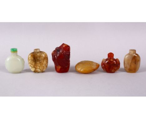 A MIXED LOT OF SIX 19TH / 20TH CENTURY CHINESE JADE / AGATE / HARDSTONE SNUFF BOTTLES, 7cm down to 4.5cm