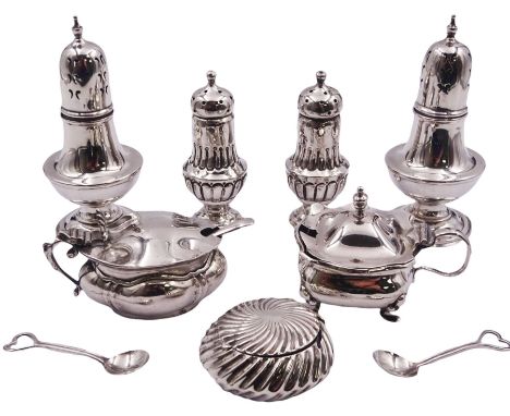 Pair of Edwardian silver peppers, of typical plain form, hallmarked Barker Brothers, Chester 1907, together with a smaller Vi