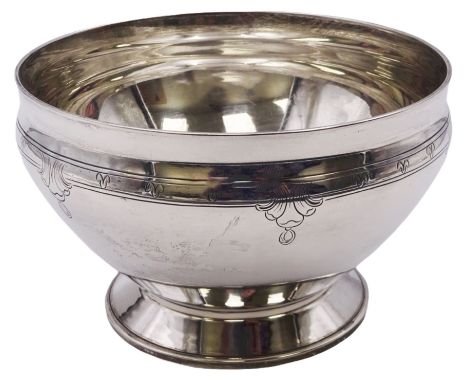 Small 1930's silver bowl, of circular form with engraved band beneath rim, upon a spreading circular foot, hallmarked William