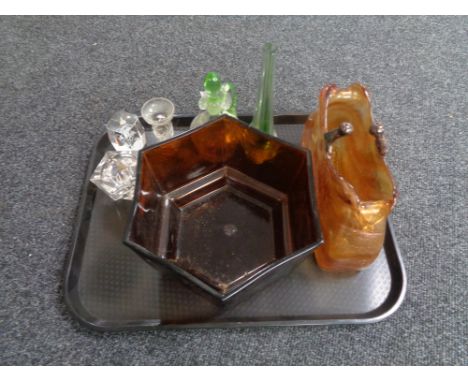 A tray containing 20th century glassware to include an amber hexagonal etched glass bowl depicting kingfishers, glass handbag