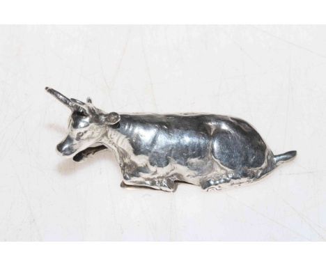 Chester import hallmarked silver cow snuff box bearing Berthold Muller mark, circa 1903, 6.5cm length.