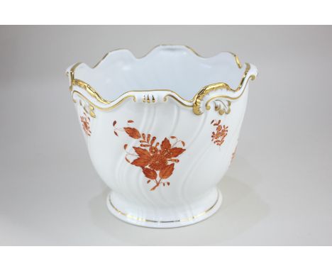 A Herend Hungarian porcelain cache pot in rust coloured Chinese Bouquet pattern, with gilt scalloped rim, 15.5cm high