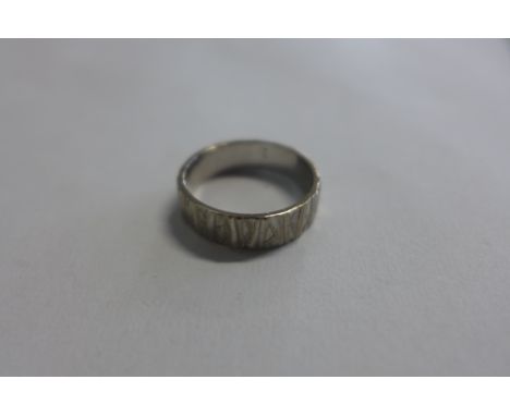 An 18ct white gold ring, size K, approx 3.7 grams, in good condition 