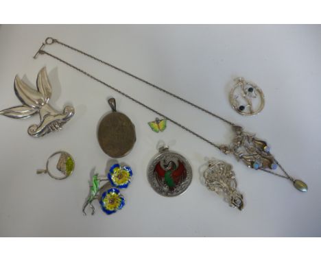 A mixed silver jewellery lot including Art Nouveau style brooch and stone set pendant, enamel pendants and brooch, photo lock