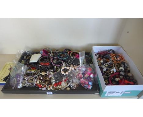 A very large quantity of vintage and modern costume jewellery 