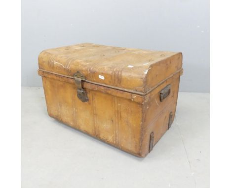 A vintage tin travelling trunk. 60x40x42cm. 