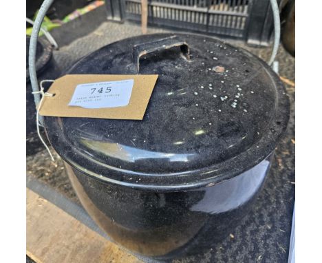 Large enamel cooking pot with lid