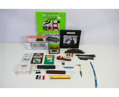 Hobbytrain - Arnold - Graham Farish - Metcalfe - A collection of N gauge railway items including a boxed AM348 Diesel locomot