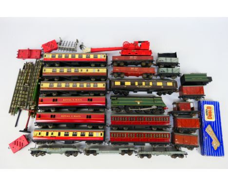 Hornby Dublo - Model Railways - Tinplate - Wrenn - A assortment of unboxed Hornby Dublo tinplate items including an nine coac