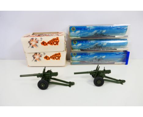 Crescent Toys - Hornby Minic - 2 x boxed Crescent 5.5 inch medium gun howitzer in towing position #1251 together with Hornby 