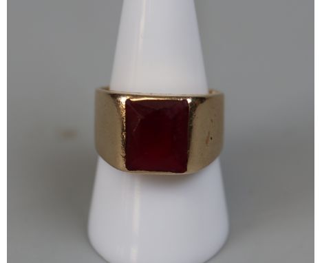 9ct gold stone set ring - Approx gross weight 13g - Size: R 