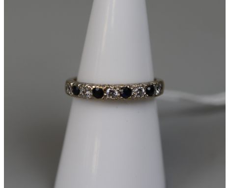 9ct gold diamond and sapphire set ring - Size: M 