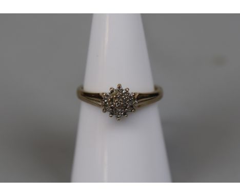 9ct gold diamond cluster ring - Size: M 