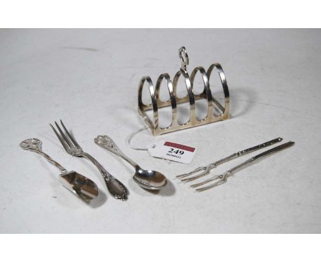 A George V silver four-division toast rack; together with a continental silver sugar  scoop; and loose flatware 