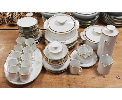 A Thomas porcelain Medallion pattern dinner serviceCondition report: Comprising; 6 dinner plates, 6 bowls, 6 side plates, 12 