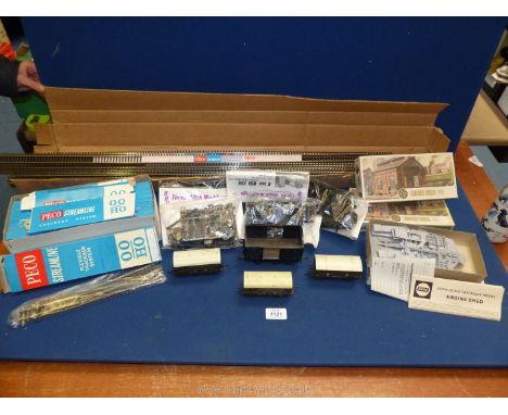 A small quantity of model railway including  '00' track, Airfix engine shed, Tri -ang train carriages etc